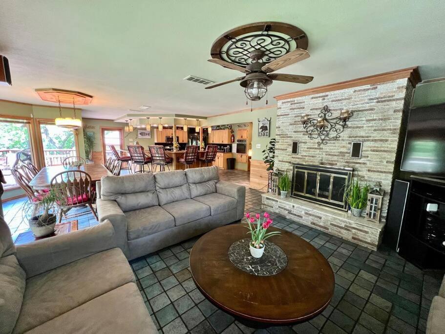 The River Haven - Sleeps 32 - On Guadalupe River Seguin Eksteriør billede