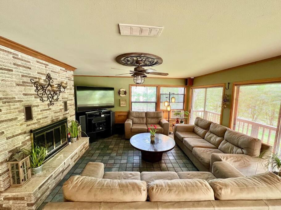 The River Haven - Sleeps 32 - On Guadalupe River Seguin Eksteriør billede
