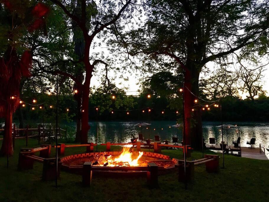 The River Haven - Sleeps 32 - On Guadalupe River Seguin Eksteriør billede