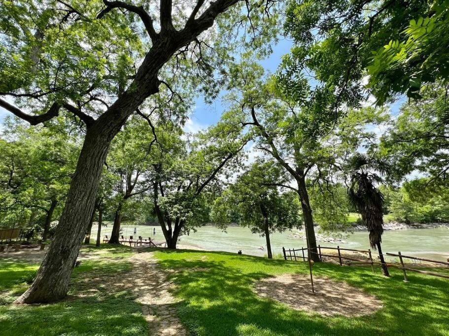 The River Haven - Sleeps 32 - On Guadalupe River Seguin Eksteriør billede